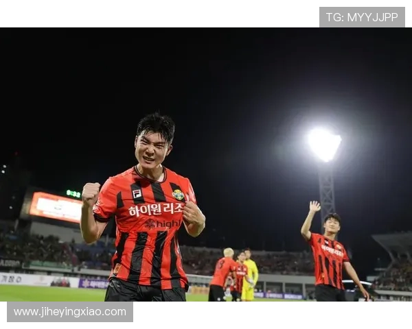 光州对江原比赛小球迷突发晕倒 主裁与两队队医联手施救脱险